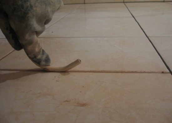 Как приклеить керамическую плитку на пол в ванной – последовательность действий.